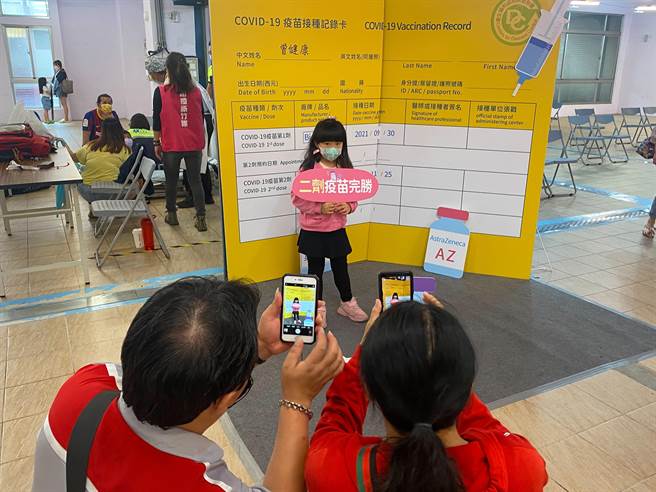 新竹市27日起一连两天启动「幼儿园专案」，今天上午短短3个小时，就施打了1008名幼儿，打气爆满，家长也不忘为孩子拍照打卡留作纪念。（陈育贤摄）
