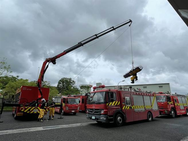 搜救中隊隊員當場示範如何應用最新救助器材車協助患者吊掛。（洪靖宜攝）