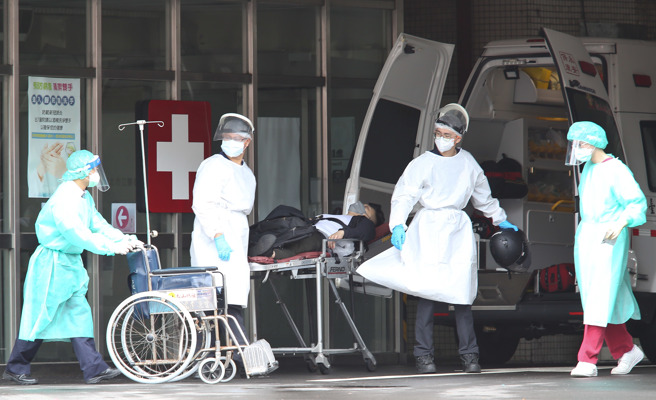 国内今新增126例死亡个案，单日致死率达到千分之1.32，较昨日的千分之1.27略升。图为台北市立联合医院忠孝院区，急诊室门口救护车频繁，医护人员相当忙录。（陈俊吉摄）