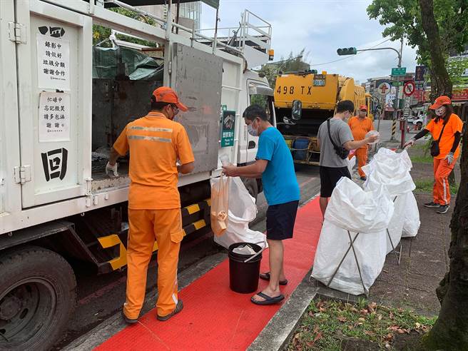 宜兰县环保局推出新版的宜兰垃圾车App，盼能减少县民在外等待倒垃圾的时间。（宜兰县政府提供／李忠一宜兰传真）