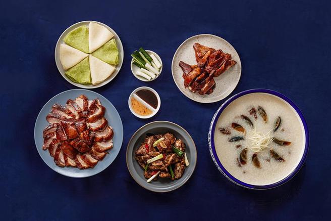 台北國泰萬怡酒店 MJ Kitchen熱賣的「烤鴨四吃外帶套組」回歸，每組1,988元起。圖／台北國泰萬怡酒店提供