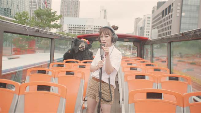 张涵雅登观光巴士开唱。（好痛音乐提供）