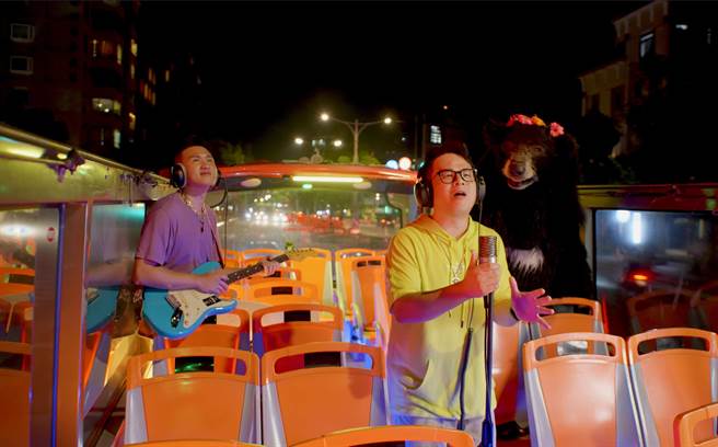 爱客乐登观光巴士开唱。（好痛音乐提供）