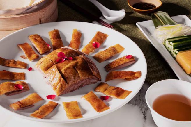 （台北士林萬麗酒店烤鴨兩吃，可至「「Ready to GO」線上購物訂購。圖／台北士林萬麗酒店提供）