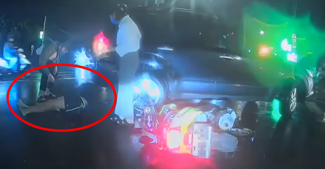 轿车在路口迴转时，遭直行机车从后方撞上，机车骑士当场摔进车底，双脚腾空并抽搐不停，之后全身开始诡异抖动，不少网友推断应是癫痫发作。（翻摄自记者爆料网）