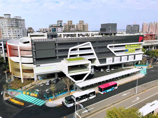 台中市政府为满足民眾停车需求，积极新辟立体停车场，图为丰原转运中心完成度接近100%，预计今年下半年提供民眾使用（图／台中市政府提供）