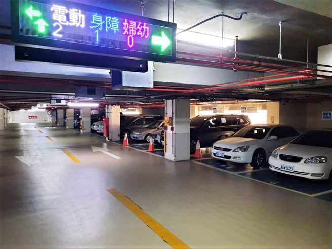 台中市政府交通局办理公有路外停车场委外招标时，依场地性质要求业者建置相关智慧停车系统（图／台中市政府提供）
