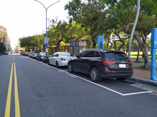 台中市政府建设路边地磁感应设备合计埋设约6,500颗，相关地磁资讯已整合至「台中交通网APP」（图／台中市政府提供）