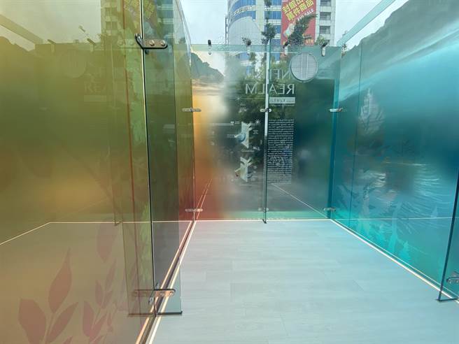 罗耕甫的「光之国度」玻璃馆，获邀参加美国纽约Archtober「建筑十月」Design Pavilion设计展，是台湾唯一受邀作品，今起3天在台南文化中心展出。（曹婷婷摄）