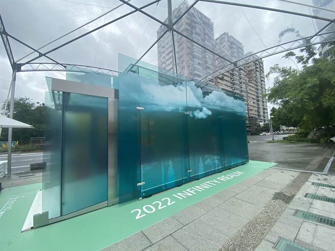 罗耕甫的「光之国度」玻璃馆，获邀参加美国纽约Archtober「建筑十月」Design Pavilion设计展，是台湾唯一受邀作品，今起3天在台南文化中心展出。（曹婷婷摄）