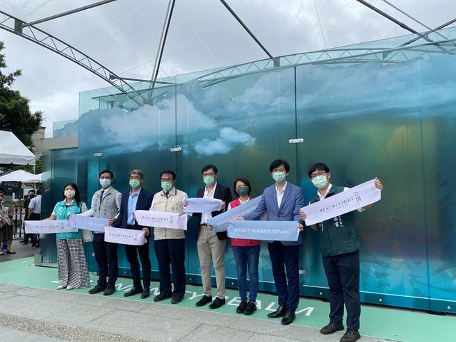 「光之国度」玻璃馆今起3天在台南文化中心展出，市长黄伟哲(左四)今抢先争睹。（曹婷婷摄）