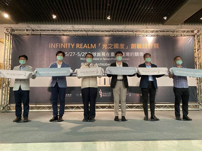 「光之国度」玻璃馆今起3天在台南文化中心展出。（曹婷婷摄）