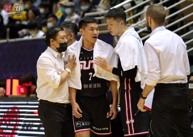 太阳后卫周资华(中)确定罚款5万、禁赛2场。(T1联盟提供)