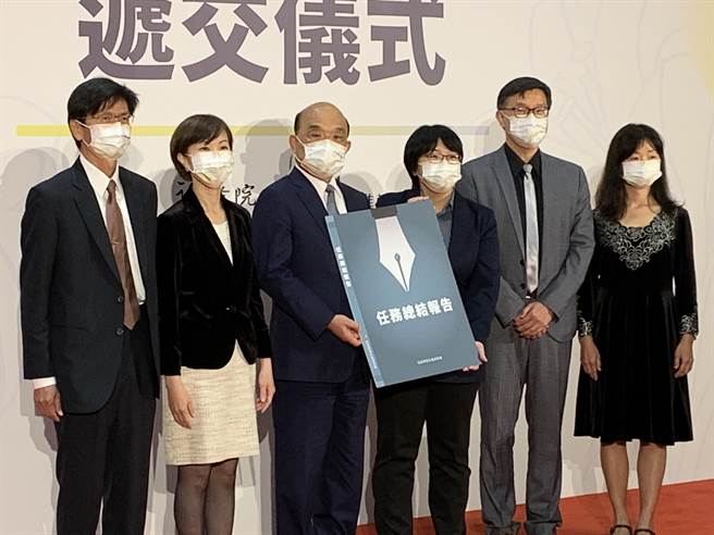 促转会今天向行政院递交任务总结报告，行政院长苏贞昌表示，这不是结束，是新阶段的开始，政府会尽力弥补过去威权时代的错误及还原真相。（林缙明摄）