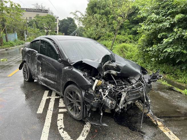 轿车自撞电线杆车头全毁。（大园分局提供／蔡明亘桃园传真）