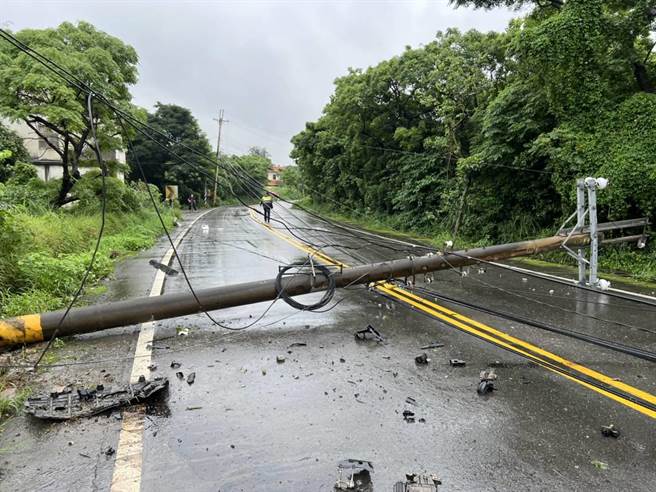 桃园观音今日下午发生自撞事故，轿车转弯时不慎撞断电线杆，造成道路无法通行。（大园分局提供／蔡明亘桃园传真）