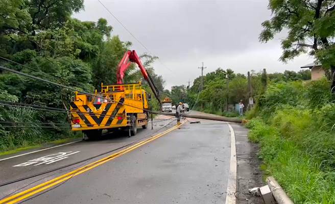 警方通知台电人员到场抢修中。（大园分局提供／蔡明亘桃园传真）
