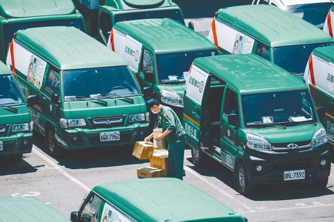 1名女网友的父亲52岁考上邮局工作，却因年龄太大遭主管嫌弃，主管竟千方百计想将他赶走、调离现职。（图非当事人。资料照）