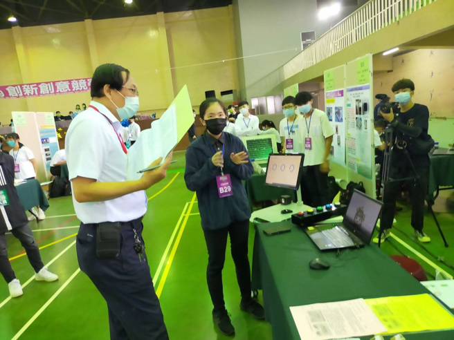 王嘉琳校外表现杰出亮眼，流利的口语表达，在简报工作中让人印象深刻。(图/义守大学提供)。