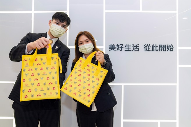 端午节即将到来，永庆房屋特别设计粽子外形的保冰袋，让消费者出门採买时可以轻松拎着走。（图/ 永庆房屋提供）