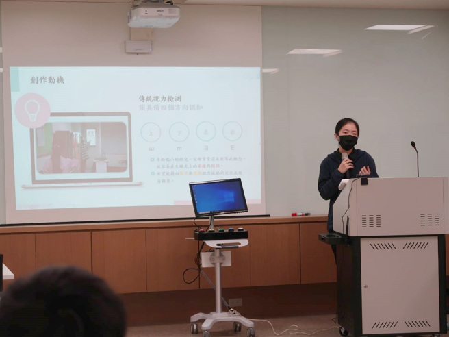 义守大学电机系王嘉琳主动积极学习，在校四年成绩优异获「大义书卷奖」奖学金。(图/义守大学提供)。