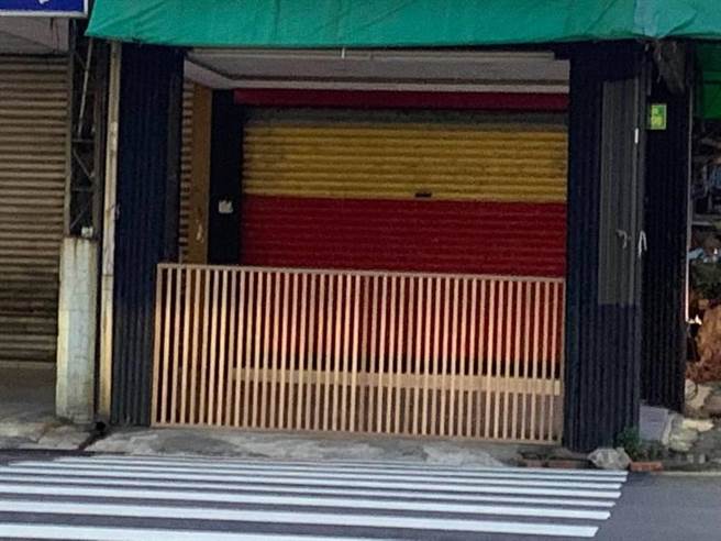 騎樓遭民眾以欄杆圍起來占用。(台南市工務局提供／曹婷婷台南傳真)