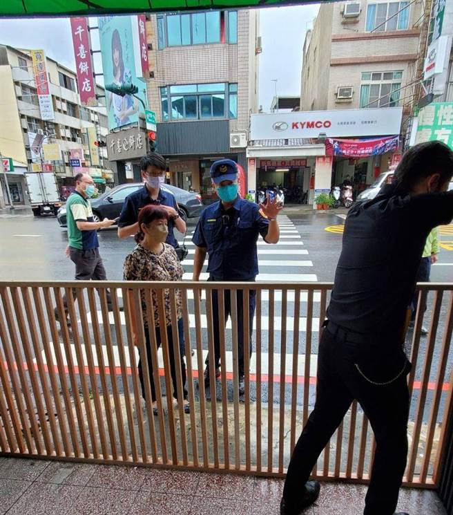 警察局會同工務局今天下午到場勘查，當場由工務局協助執行拆除。(台南市工務局提供／曹婷婷台南傳真)