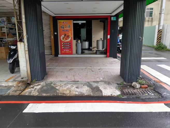 警察局會同工務局今天下午到場勘查，當場由工務局執行拆除。(台南市工務局提供／曹婷婷台南傳真)