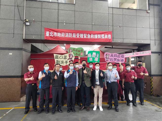 公益信托大眾教育基金27日捐赠1万件防水隔离衣给北市消防局，副局长许志敏并回赠感谢状致谢。（翻摄照片／林郁平台北传真）