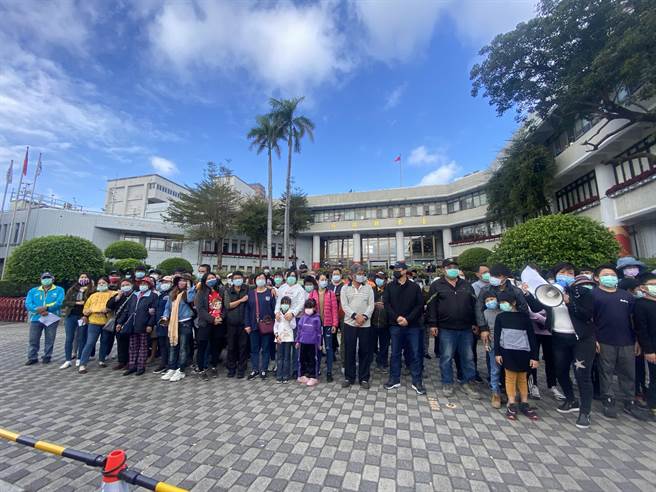 台東溫泉國小校長吳正成被解職後，當時多名溫泉國小家長集結至台東縣府前陳情。（本報資料照片）