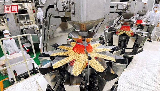 联华食投入精实管理后，不仅休閒食品产线用人减半，疫情期间缺工还能弹性调度人力，产能稳定。(摄影/ 程思迪)