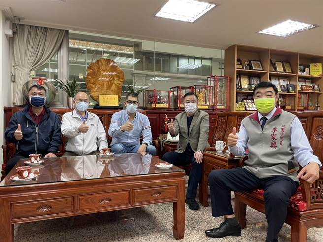 国民党副主席连胜文今天到桃园市议会拜访议长邱奕胜。（桃园市议会提供）