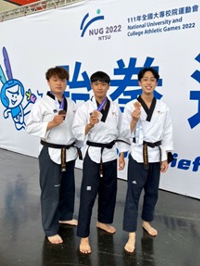 龙华科大跆拳代表队许永龙、游秩胜及车政昊（由左至右），荣获品势男子团体铜牌。(图/龙华科大提供)