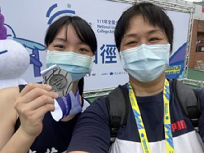 龙华科大化材系五专部傅茜筠（左），参加111年全大运，勇夺一般女子组铅球银牌。(图/龙华科大提供)