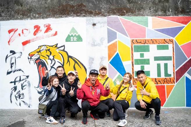 紀卜心（左起）、威廉、坤達、吳宗憲、KID、何美以及小刀一同錄《綜藝玩很大》。（中視提供）