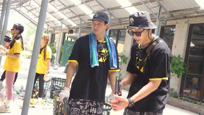 坤達、威廉挑戰用寶特瓶黏貼立體愛心。（中視提供）