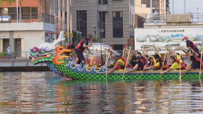 16位藝人划龍舟賽熱血沸騰。（中視提供）