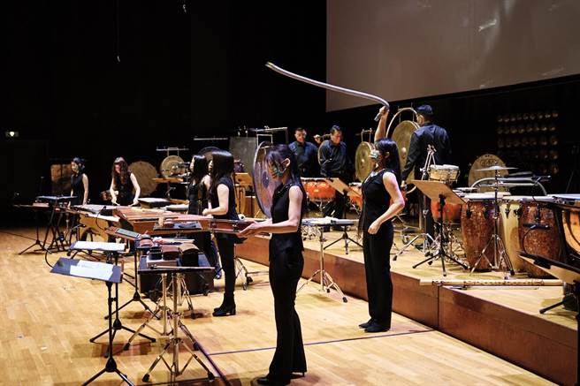 國家文藝獎得主賴德和在疫情間完成的作品〈不聞鐘聲，唯有風雨〉，搭配藝術家家董陽孜書法作品〈無聲的樂章〉，以及多媒體藝術家周東彥設計視覺，由朱宗慶打擊樂團擔任演奏，今晚將在台北國家音樂廳首演。（朱宗慶打擊樂團提供）