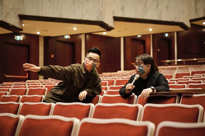 朱宗慶打擊樂團藝術總監朱宗慶（右）表示，疫情年代，團員戰戰兢兢維持可上台狀態，希望能帶給前來的觀眾最好的演出。左為多媒體藝術家周東彥。（朱宗慶打擊樂團提供）