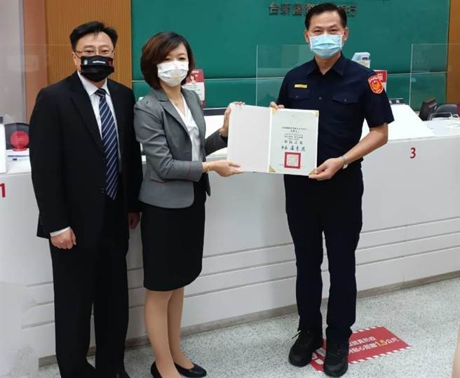 张姓女行员机警阻诈成功，太平警分局长叶志诚亲自前往颁发感谢状致意，期许行员们再接再励与警方携手一起组诈。（台中市太平警分局提供）