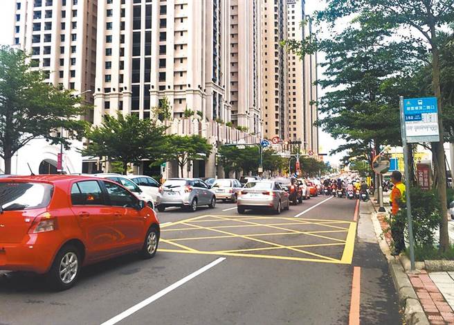 針對慈雲路空橋，市府回應會盡快啟動規畫設計，預計1年內完成，於明年編入部分工程經費。（陳育賢攝）