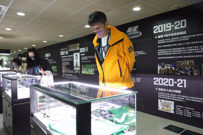 台啤退役球员昝家骧仔细观看展出的台啤歷史物品。(T1联盟提供)