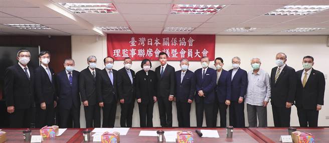 台灣日本關係協會今天召開理監事聯席會議暨會員大會，會中通過邱義仁會長請辭案及一致推舉蘇嘉全先生接任會長，同日並舉行交接儀式。（取自台日協官網）