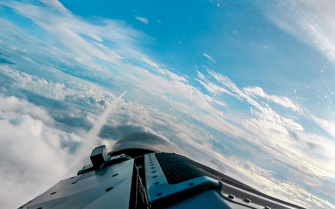 空军幻象战机发射云母飞弹。空军曾于民国87年汉光演习成功试射云母飞弹，之后就甚少发布讯息。（国防部提供）