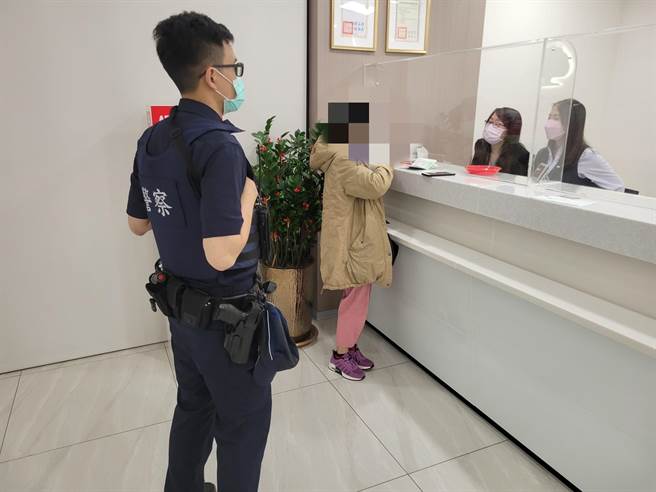 桃园市八德区1名妇人要投资加密货币，所幸警方及时制止。（翻摄照片）