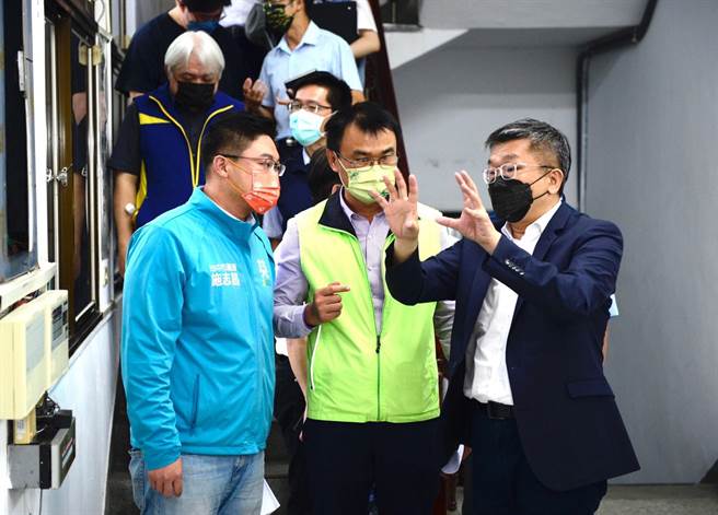 立法院副院長蔡其昌(右)27日邀集農委會主委陳吉仲（中）等人，前往大安肉品市場會勘。（立委蔡其昌服務處提供）