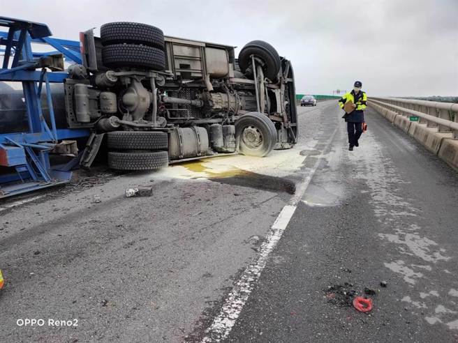 桃園新屋台61線南下50.6公里處，今日下午發生化學槽車翻車事故。（楊梅分局提供／蔡明亘桃園傳真）