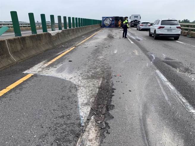 事故發生後，該路段一度僅剩路肩可通行。（楊梅分局提供／蔡明亘桃園傳真）