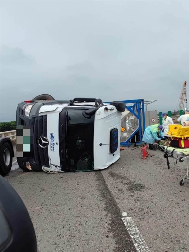 41歲廖姓駕駛翻身後安全脫困，所幸僅受輕微擦挫傷。（翻攝照片／蔡明亘桃園傳真）