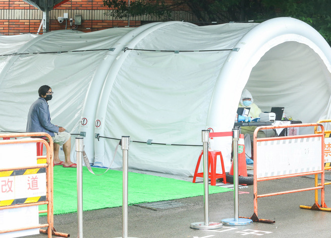 台湾在防疫韧性评比榜单中，排名骤降19名，滑落至倒数第三的51名。(图／陈俊吉摄)